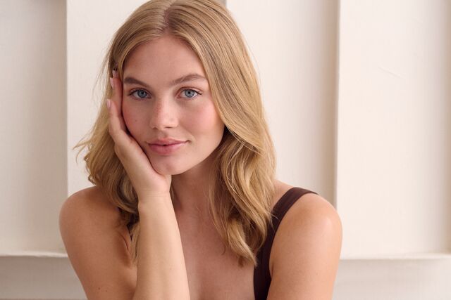 Een femme fière de son nouveau look grâce au LumiLips